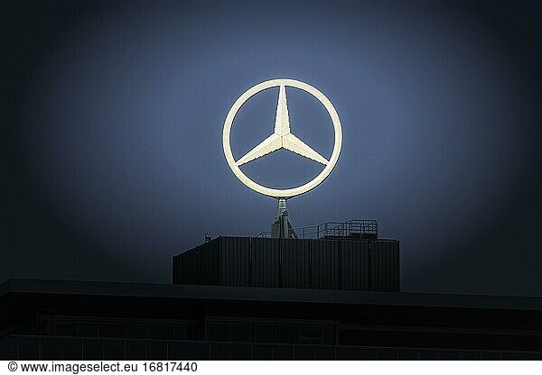 Beleuchteter Mercedes-Stern auf Mercedes Benz Gebäude in Stuttgart-Untertürkheim  Baden-Württemberg  Deutschland  Europa