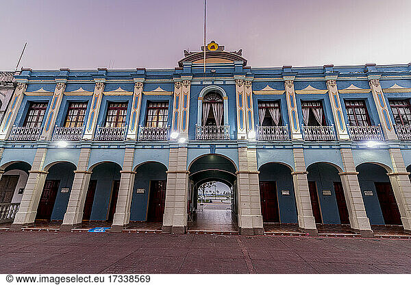 Beleuchteter Palacio Municipal De Tlacotalpan am Stadtplatz  Tlacotalpan  Veracruz  Mexiko