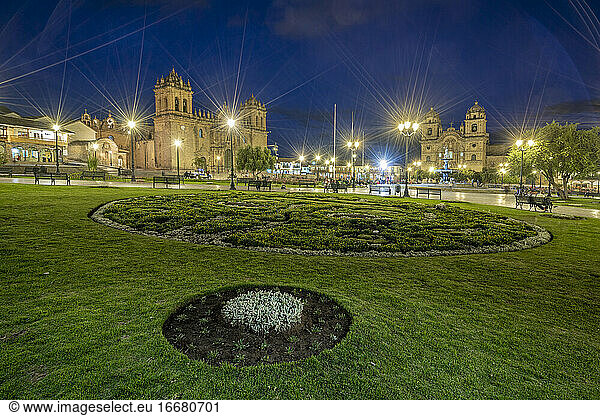 Beleuchteter Park an der Kathedrale von Cusco und der Kirche der Gesellschaft Jesu am Plaza de Armas bei Nacht  Cusco  Peru