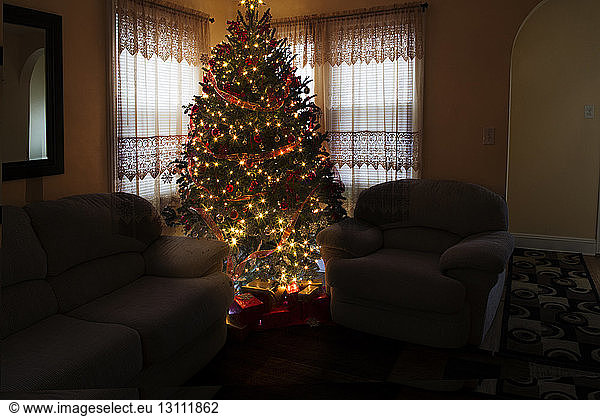 Beleuchteter Weihnachtsbaum zu Hause