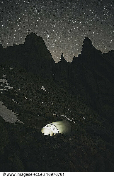 Beleuchtetes Zelt vor Granitspitzen und Sternenhimmel in einer Winternacht  Gredos  Avila  Spanien
