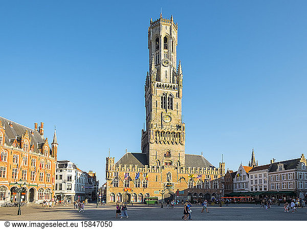 Belfort van Brugge Glockenturm aus dem 13. Jahrhundert auf dem Marktplatz  Brügge  Westflandern  Belgien