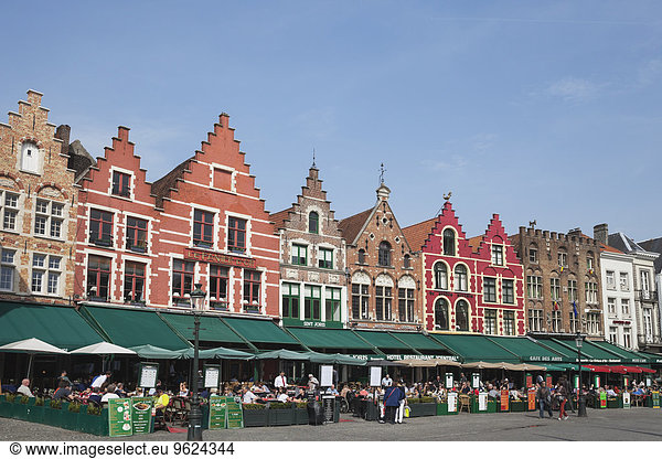 Belgien  Brügge  historisches mittelalterliches Stadtzentrum mit Außengastronomie am Grand Place