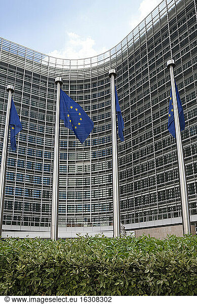 Belgien  Brüssel  Europäische Kommission  Europäische Flaggen am Berlaymont-Gebäude