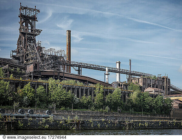 Belgien  Wallonien  Metallindustrie am Ufer der Maas