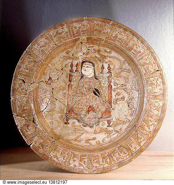 Bemalter und vergoldeter Teller mit Dekoration eines sitzenden Mannes  der ein Musikinstrument spielt  islamisch. 13. Jahrhundert. Persien.