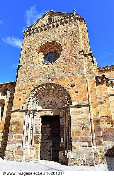 Benavente  Kirche Santa Maria del Azogue (romanisch und gotisch  12.-16. Jahrhundert). Neuer Portikus aus dem 18. Jahrhundert. Provinz Zamora  Kastilien und Leon  Spanien.