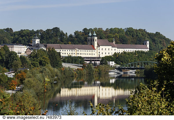Benediktiner-Stift Lambach  Fluss Traun  Hausruckviertel  Ober÷sterreich  Ísterreich  Europa  ÍffentlicherGrund