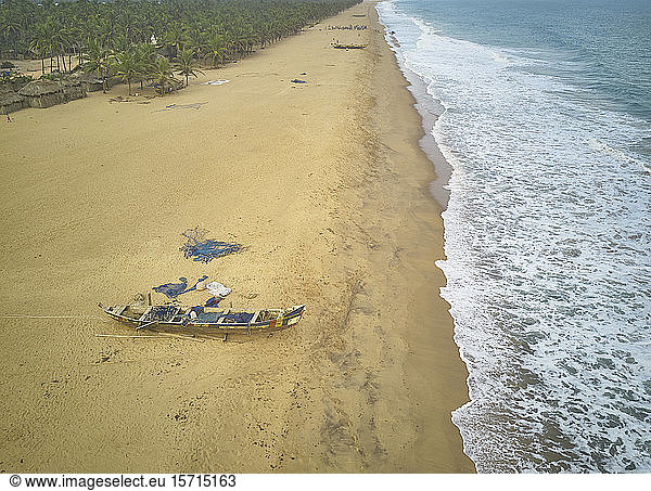 Benin  Kanu links am Sandstrand