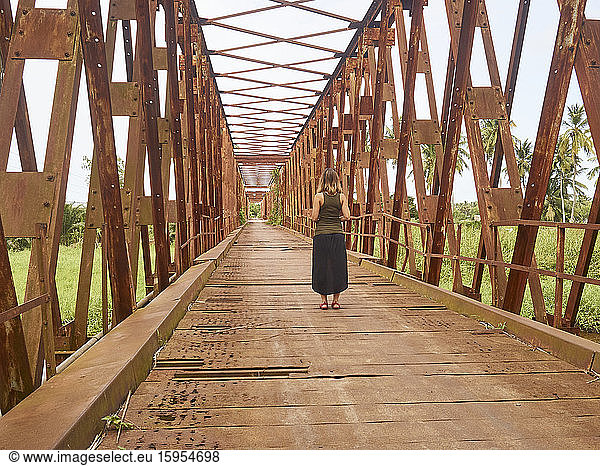 Benin  Mono-Abteilung  Grand-Popo  Frau steht in der Mitte einer alten Eisenbrücke