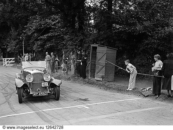 Bentley von FE Elgood  Gewinner eines Premierenpreises bei der MCC Torquay Rallye  Juli 1937. Künstler: Bill Brunell.