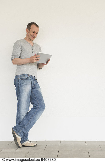 benutzen Mann lächeln reifer Erwachsene reife Erwachsene Tablet PC