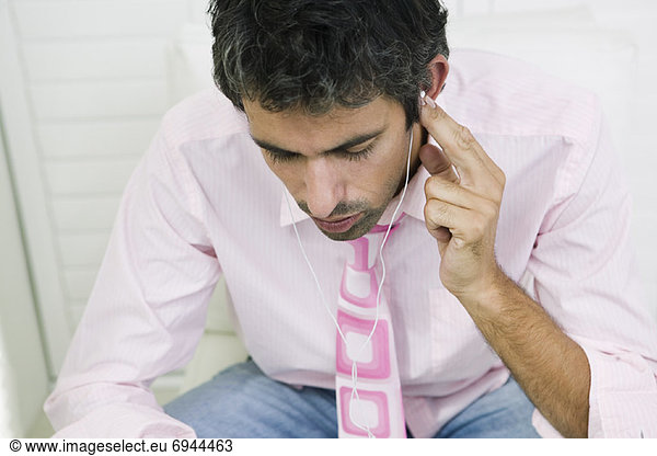 benutzen  Mann  zuhören  Spiel  Kopfhörer  MP3-Player  MP3 Spieler  MP3 Player  MP3-Spieler