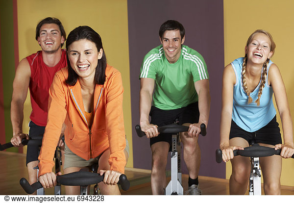 benutzen  Mensch  Menschen  Menschengruppe  Menschengruppen  Gruppe  Gruppen  üben  Fahrrad  Rad