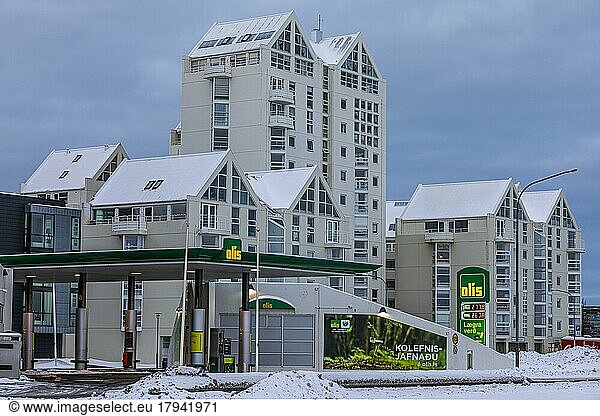 Benzin und Diesel Tankstelle im Morgengrauen  dahinter Apartmenthäuser in moderner Architektur  Reykjavik  Halbinsel Reykjanes  Sudurnes  Island  Europa