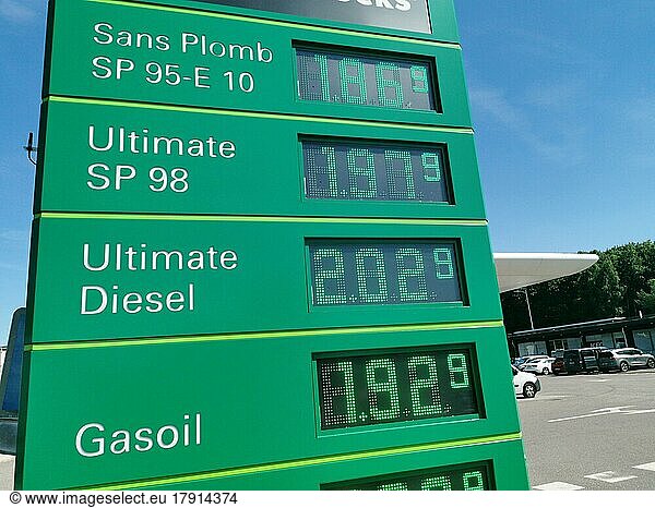 Benzinpreis  Preistafel für Benzin und Diesel an einer Autobahntankstelle der Mineralölfirma BP in Frankreich im September 2022