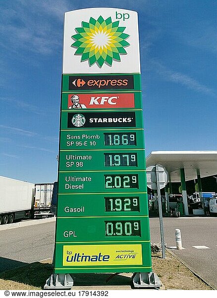 Benzinpreis  Preistafel für Benzin und Diesel an einer Autobahntankstelle der Mineralölfirma BP in Frankreich im September 2022