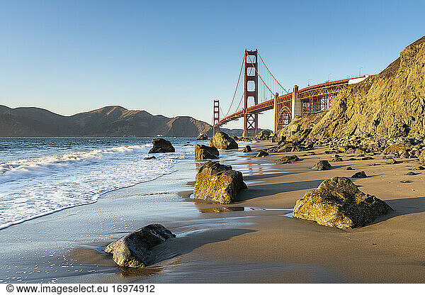 Berühmte Golden Gate Bridge über der Bucht vor blauem Himmel  San Francisco  San Francisco Peninsula  Nordkalifornien  Kalifornien  USA