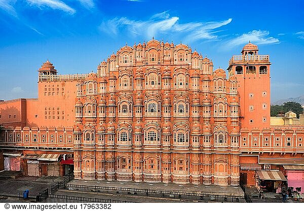 Berühmte Landmak rosa Hawa Mahal Palast der Winde mit Menschen  Straßenverkehr und Stadtverkehr. Mughal Kunst Kulturerbe berühmte Touristenattraktion. Jaipur  Rajasthan  Indien  Asien