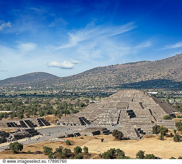 Berühmte mexikanische Sehenswürdigkeit  Mondpyramide  Blick von der Sonnenpyramide. Teotihuacan  Mexiko  Mittelamerika