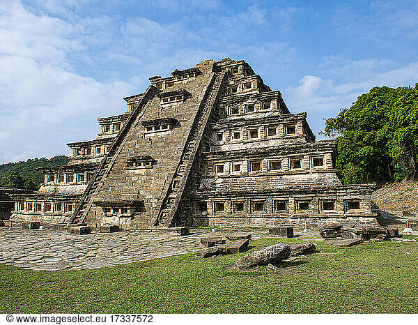 Berühmte Pyramide der Nischen in der archäologischen Stätte El Tajin  Veracruz  Mexiko