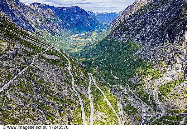 Berühmte Trollstigen-Kurvenstraße inmitten von Bergen