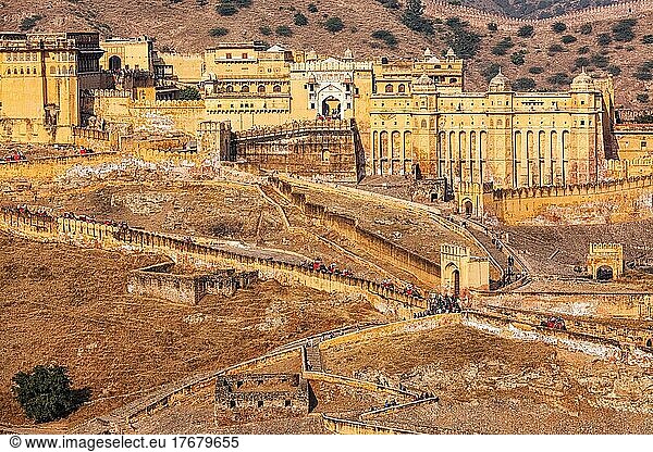 Berühmtes indisches Touristenziel  Wahrzeichen Amer (Amber) Fort mit Touristen auf Elefanten  Rajasthan  Indien  Asien