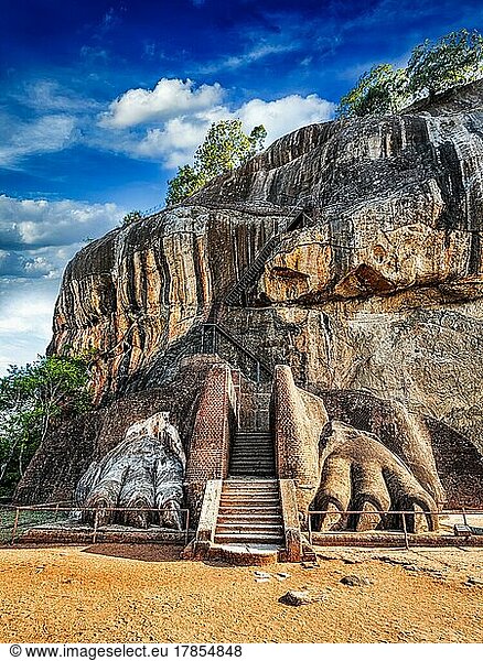 Berühmtes touristisches Wahrzeichen Sri Lankas  Löwentatzenpfad auf dem Sigiriya-Felsen  Sri Lanka  Asien