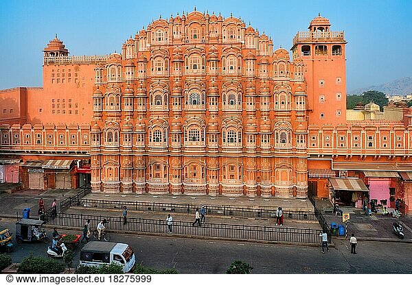 Berühmtes Wahrzeichen Hawa Mahal Palace of winds mit Menschen  Straßenverkehr und Stadtverkehr. Mughal Kulturerbe berühmte Touristenattraktion. Jaipur  Rajasthan  Jaipur  Indien  Asien