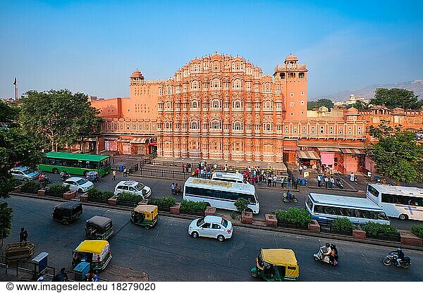 Berühmtes Wahrzeichen Hawa Mahal Palace of winds mit Menschen  Straßenverkehr und Stadtverkehr. Mughal Kulturerbe berühmte Touristenattraktion. Jaipur  Rajasthan  Jaipur  Indien  Asien