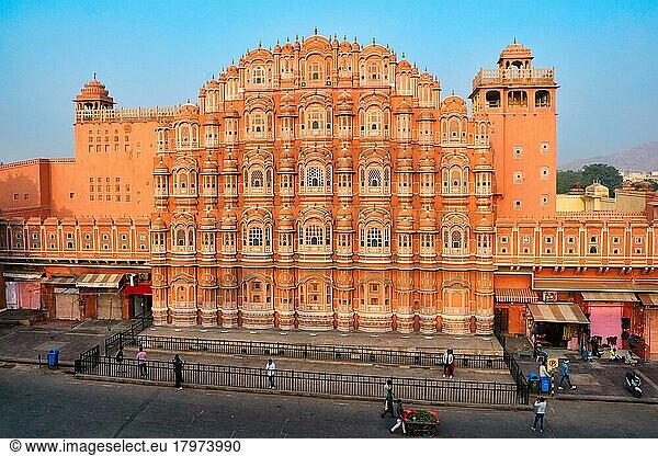 Berühmtes Wahrzeichen rosa Hawa Mahal Palast der Winde mit Menschen  Straßenverkehr und Stadtverkehr  Mughal Kunst Kulturerbe berühmte Touristenattraktion  Jaipur  Rajasthan  Indien  Asien