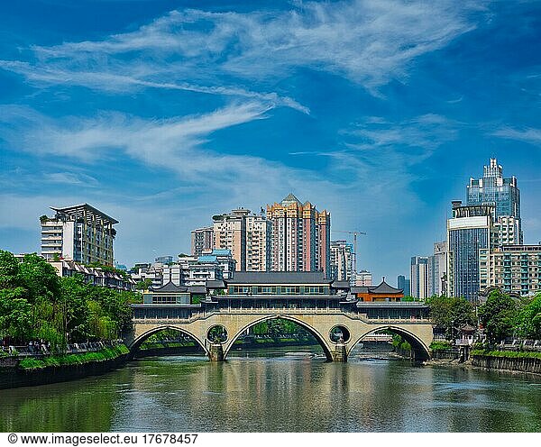 Berühmtes Wahrzeichen von Chengdue  Anshun-Brücke über den Jin-Fluss  Chengdue  Sichuan  China  Asien