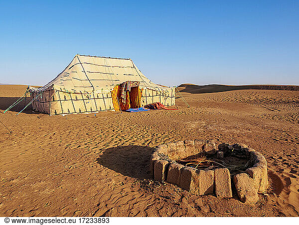 Berber-Oasen-Camp in der Zagora-Wüste  Sonnenaufgang  Draa-Tafilalet Region  Marokko  Nordafrika  Afrika