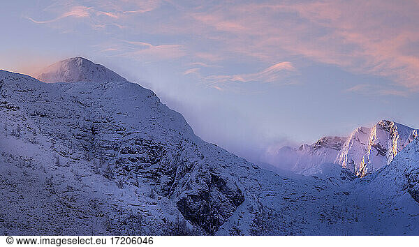 Berchtesgadener Alpen bei violetter Dämmerung