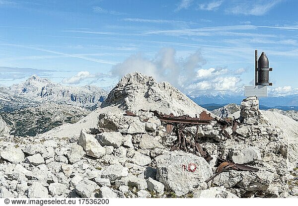 Berg aus Kalkstein  Batognica (2164 m)  Krn-Gebirgsstock  Triglav-Nationalpark  Berg-Museum  Reste von Munition und Metall  Ort der Isonzo-Schlachten im 1. Weltkrieg  Julische Alpen  Slowenien  Europa