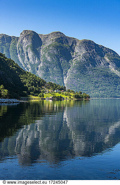Berg  der sich im sauberen Wasser des Eid Fjords spiegelt