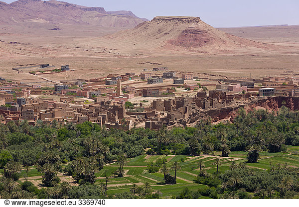 Berg Gebäude Landwirtschaft niemand Tal Stadt Querformat Dorf Feld Kasbah Marokko Schlamm Oase