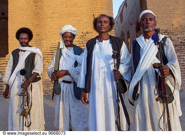 Berg Mann tanzen frontal Moschee Sudan Volksstamm Stamm