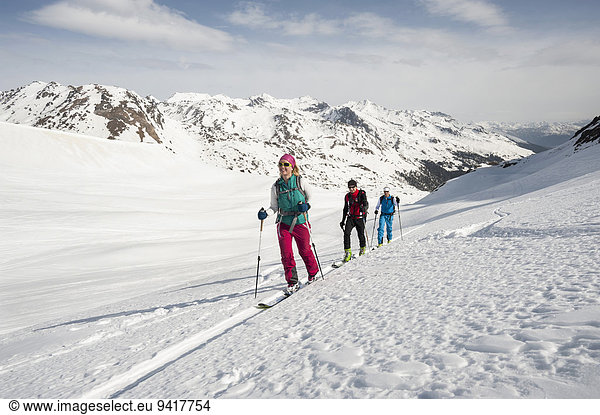 Berg Mensch Menschen Menschengruppe Menschengruppen Gruppe Gruppen Skisport 3 Schnee