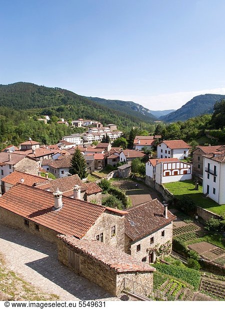 Berg  Tal  Dorf  Pyrenäen  Spanien