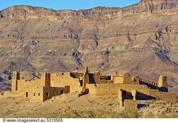 Berg Wohnhaus Nostalgie bauen Lehmziegel Draa valley Tisch Afrika Marokko
