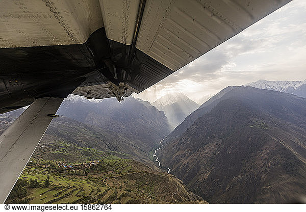 Bergdorf & Tal  vorbei an einem kleinen Flugzeugflügel  Nepal Himalaya