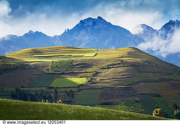 Berge  die die Moray-Ruinen im Heiligen Tal in der Nähe von Ollantaytambo umgeben; Urubamba-Privinzessin  Region Cuzco  Peru