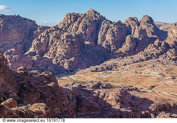 Berge von einem Weg oberhalb der historischen Stadt Petra im Königreich der Nabatäer in Jordanien aus gesehen.