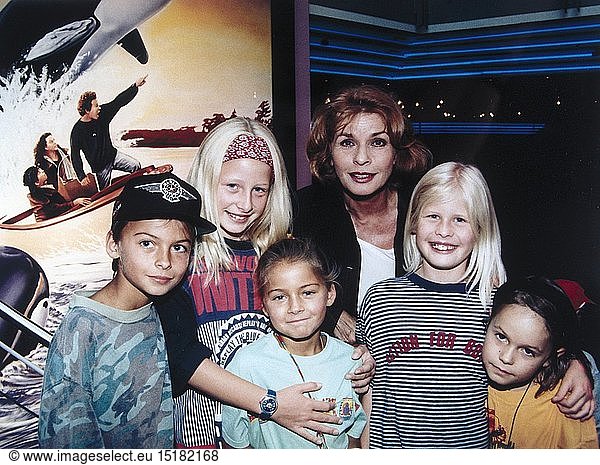 Berger  Senta  * 13.5.1941  Ã¶ster. Schauspielerin  Gruppenbild mit Kindern  als UNICEF Botschafterin  bei der Vorstellung des Films 'Free Willy II' in MÃ¼nchen  August 1995