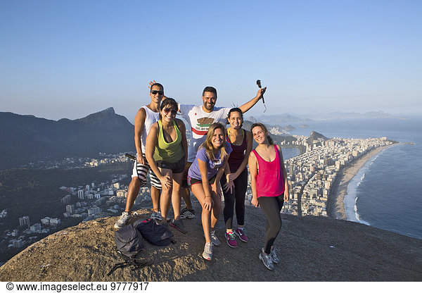 Berggipfel Gipfel Spitze Spitzen Bruder Großstadt Tourist 2 unterhalb Brasilien Ipanema Rio de Janeiro Südamerika