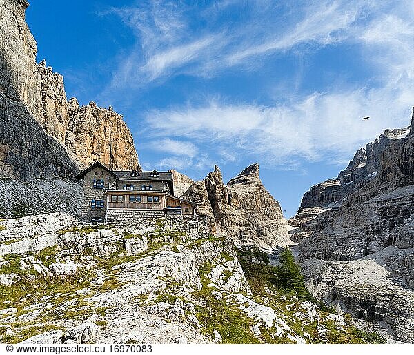 Berghütte Rifugio Tuckett e Sella. Die Brenta-Dolomiten  UNESCO-Weltnaturerbe Dolomiten. Europa  Italien  Trentino  Val Rendena.