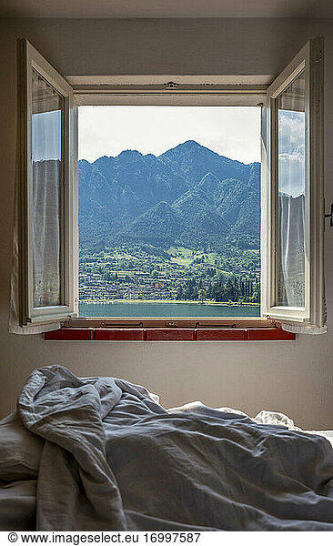 Bergkette durch das Schlafzimmerfenster gesehen