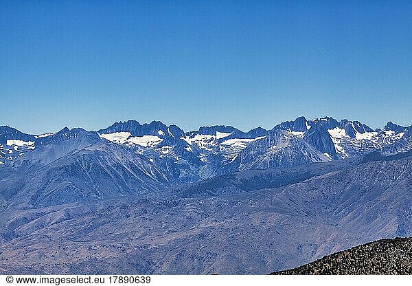 Bergkette mit Schneeresten  Sierra Nevada  Textfreiraum  bei Bishop  Kalifornien  USA  Nordamerika
