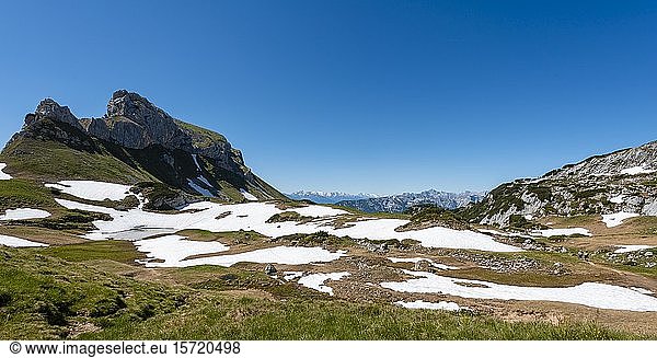 Berglandschaft mit Schneeresten  Gipfel Haidachstellwand  5-Gipfel-Klettersteig  Wanderung im Rofangebirge  Tirol  Österreich  Europa